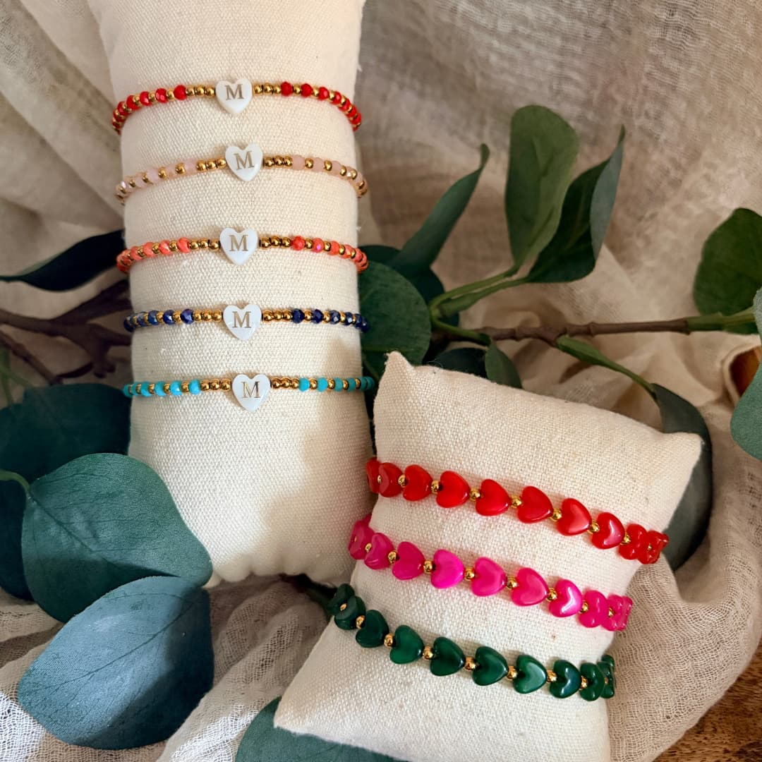 Novalee propose des bracelets femme en perles cœurs et de perles en acier inoxydable dorées conçues sur mesure, sur un fil élastique avec des perles huit millimètres à Aix en Provence pour la fête des Mères