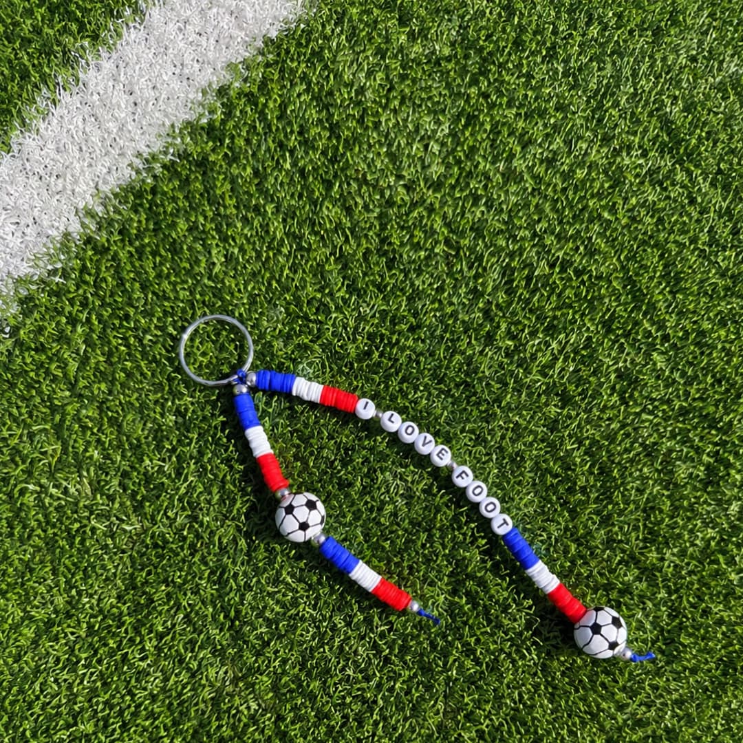 porte-clé football personnalisable, idéal pour les fans de foot. Personnalisez-le avec un prénom ou un message et affichez votre passion du ballon rond au quotidien